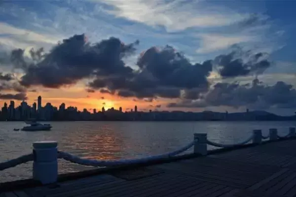 Vista de Balneário Camboriú com prédios no pôr do sol