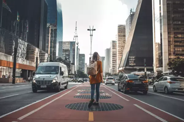 Mulher na ciclovia da Avenida Paulista, em São Paulo
