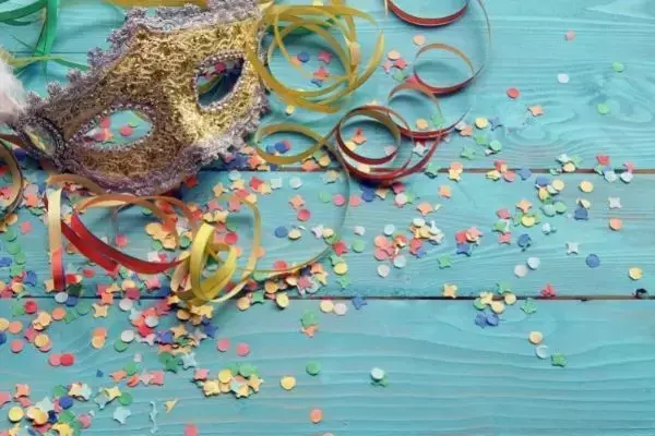 Máscara, confetes e outros itens que remetem a carnaval