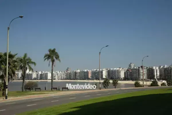 Placa escrito "Montevideo" em cidade uruguaia