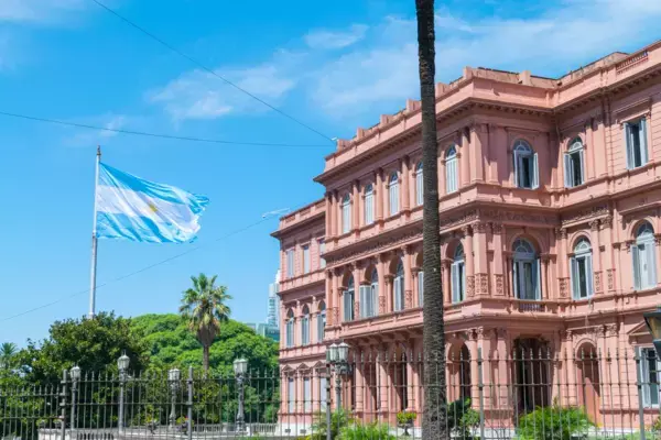 Casa Rosada e bandeira da Argentina na capital Buenos Aires
