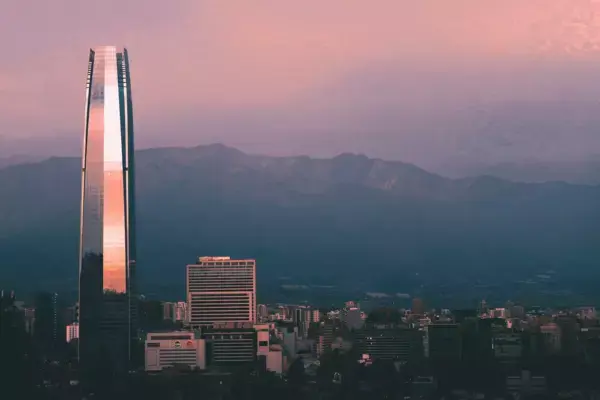 Grande prédio em Santigo, capital do Chile
