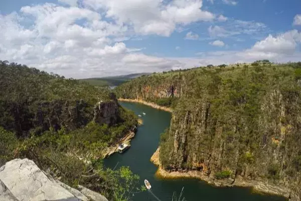 Rio, rochas e barcos em Capitólio, Minas Gerais