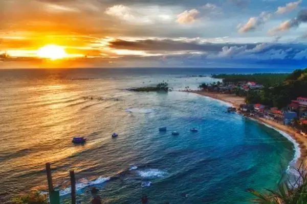 Por do sol em praia de Morro de são Paulo, na Bahia