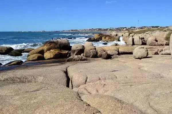 Rochas e mar em Punta Del Diablo, Uruguay