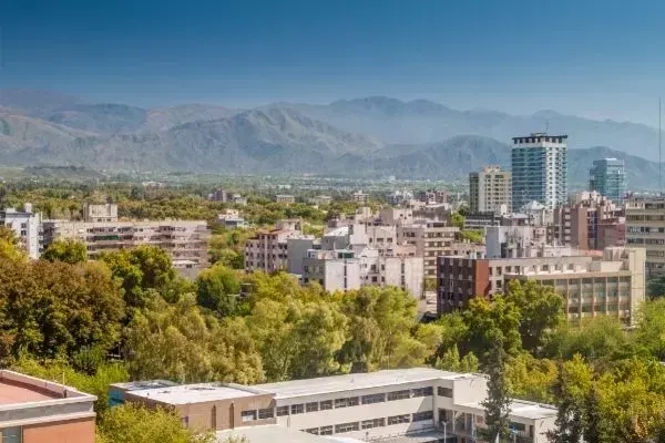 Prédio e montanhas da cidade de Mendoza, na Argentina