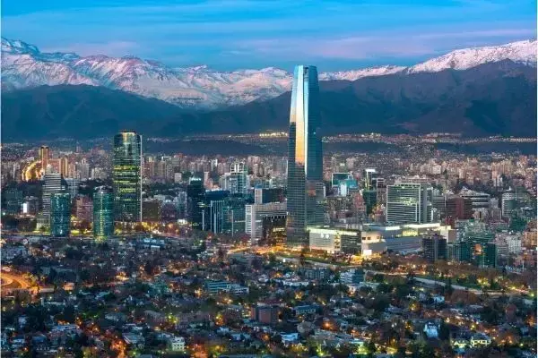 Prédios e montanha com neve em Santiago de Chile