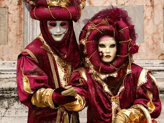 Pessoas fantasiadas durante o carnaval de Veneza, na Itália