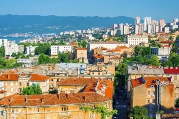 Vista aérea da cidade de Rijeka, na Croácia