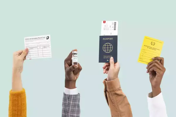 Pessoas segurando passaporte, comprovante de vacinação, vacina contra a Covid e outro documento