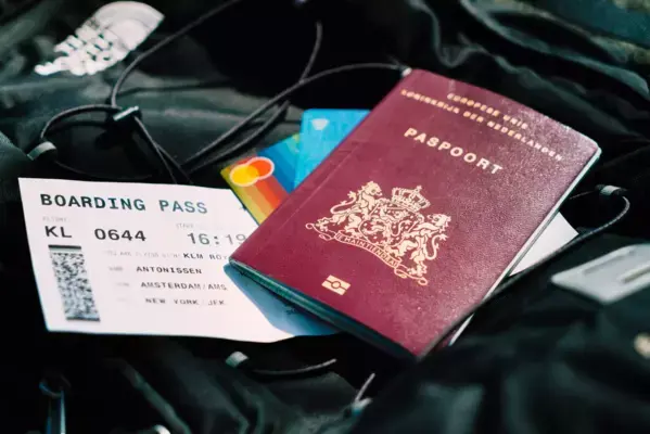 Passaporte, passagem e cartões de crédito