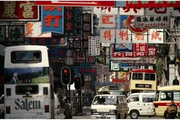 Carros e placas na Busy Street, em Hong Kong