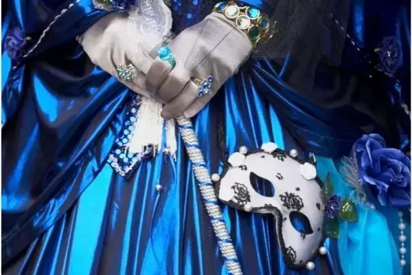 Detalhe de vestido, luva, máscara e outros elementos de fantasia do carnaval de Veneza