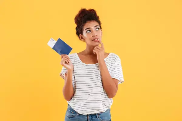 Mulher segurando passaporte com expressão de dúvida