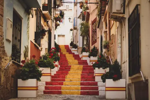 Escadaria pintada em vermelho e amarelo na Espanha
