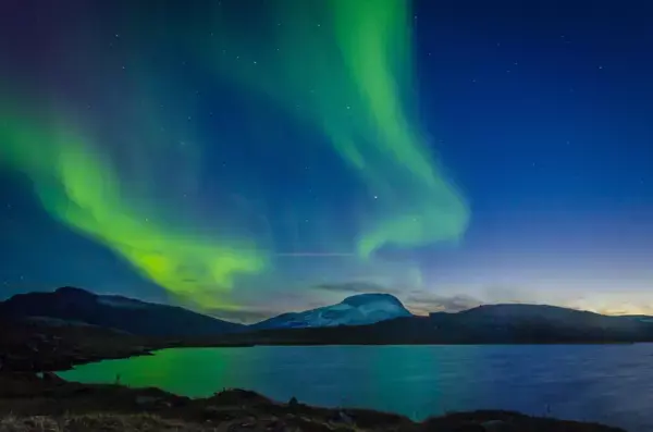 Aurora boreal em lago na Suécia.