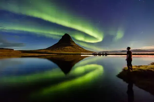 Aurora boreal em Kirkjufell, Islândia