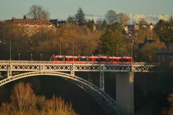 Trem passando em ponte em Berna, Suíça