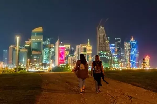 Mulheres desconhecidas caminhando em areia em cidade do Catar