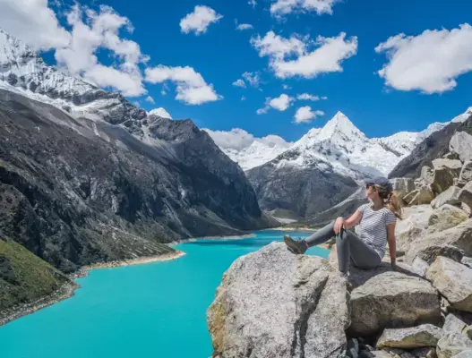 Mulher observando paisagem de lago no Peru