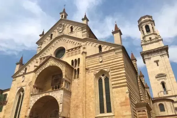 Catedral de Verona vista de baixo