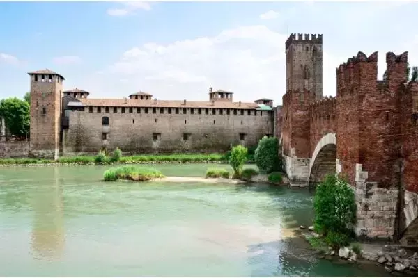 Ponte Scaligero sobre o rio e Castelvecchio ao fundo