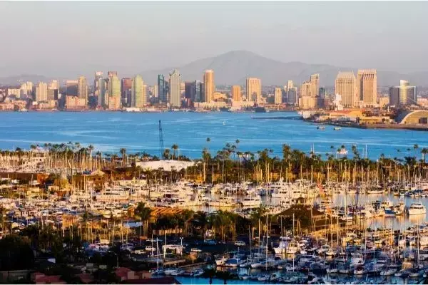 Pria e prédios da cidade de São Diego, na California