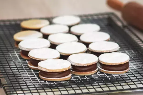 Alfajores em bandeja de metal