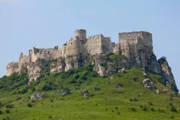 A visão de colinas com castelos são comuns na Eslováquia, assim como o da imagem, o castelo de Spis