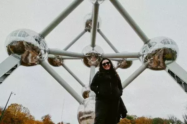 A Vi com imagem do Atomium ao fundo, em Bruxelas, Bélgica