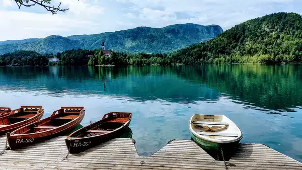 Barcos nas margens do rio Bled, na Eslovênia