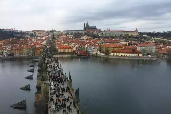 Pessoas em ponte da República Tcheca