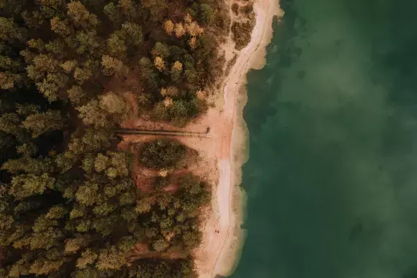 Vista aérea de praia na Letônia