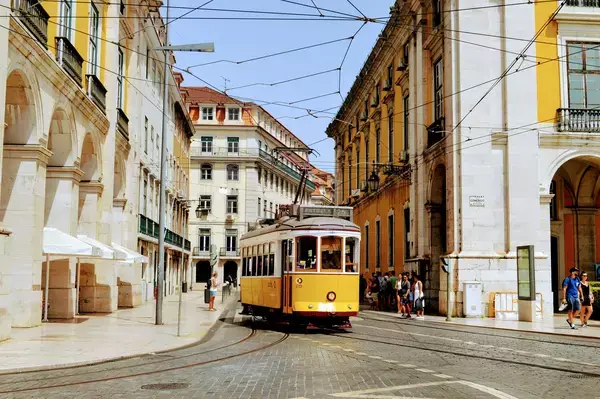 Bonde amarelo em rua de Lisboa, Portugal