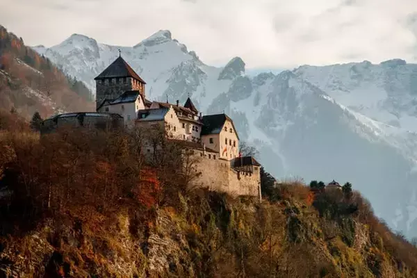 Castelo de Vaduz, em Liechtenstein, no alto de uma colina
