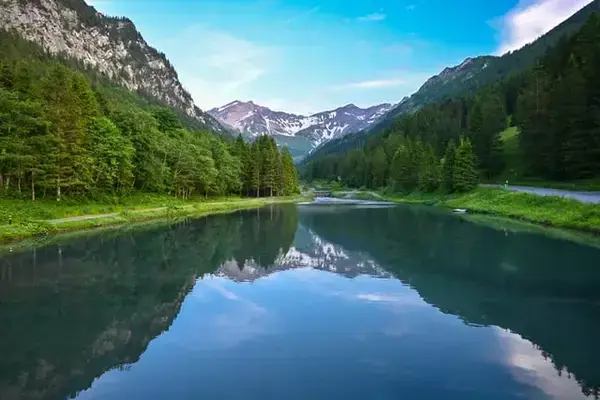 lago Gänglesee, localizado na cidade de Triesenberg, em Liechtenstein