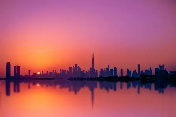 Silhueta de Dubai no pôr do sol