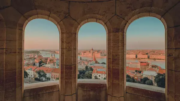 Parlamento de Budapeste visto a partir do Bastião dos Pescadores em Budapeste, na Hungria.