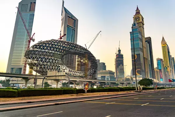 Sheikh Zayed Road, avenida em Dubai conhecida pelos seus arranha-céus.