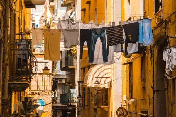 Roupas estendidas nos prédios da cidade de Nápoles, Itália.