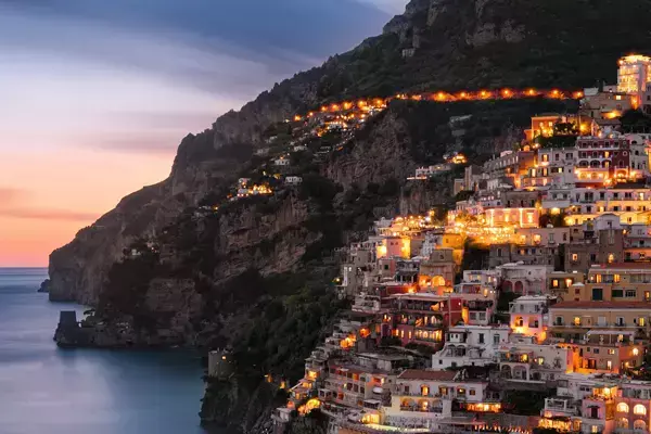 Várias casas na costa da cidade de Positano, na Costa Amalfitana, Itália.