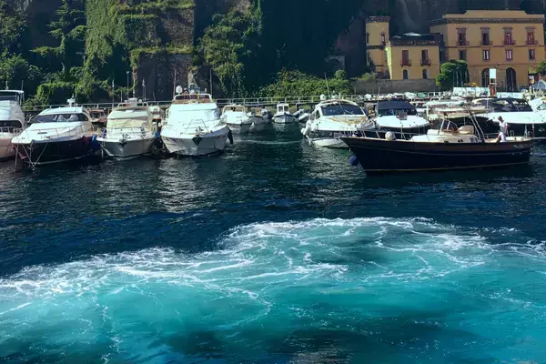 Pequenos barcos aportados em um dos portos de Sorrento, Itália.
