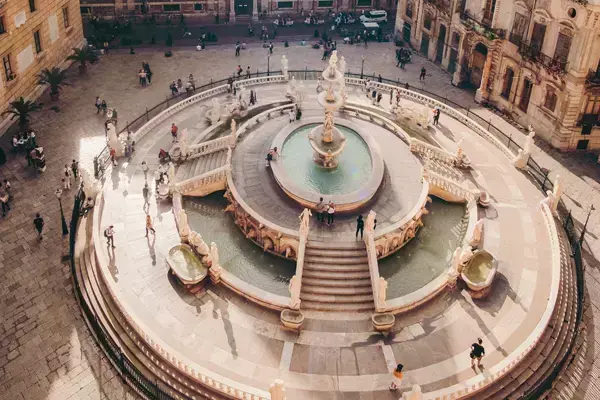 Vista de cima da Piazza Pretoria, uma das praças de Palermo, Itália.