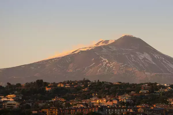 Vista panorâmica para o Monte Etna, na cidade de Catânia, Itália.