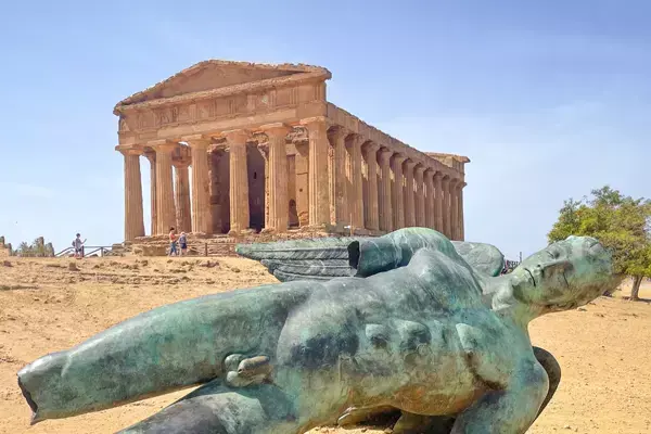 Vista para o Templo da Concórdia, monumento no Vale dos Templos em Agrigento, Itália.