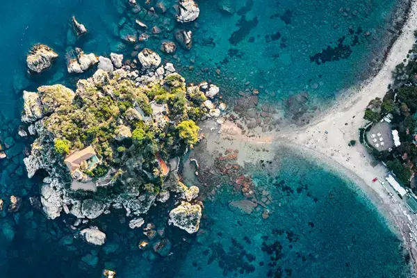 Vista de cima para a Isola Bella, na cidade de Taormina, Itália.