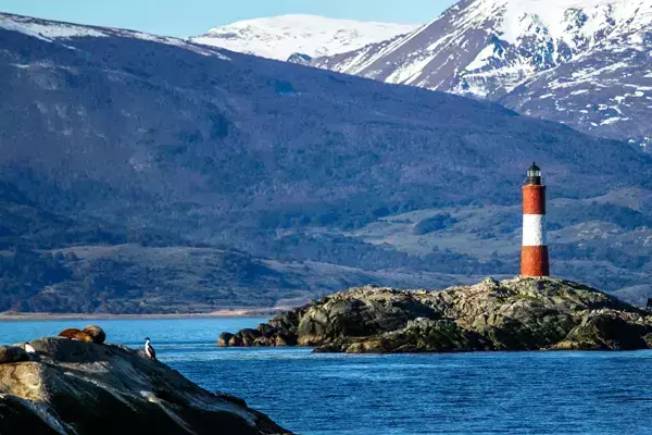 Vista para o Farol Les Éclaireurs do mar da cidade de Ushuaia, Argentina.