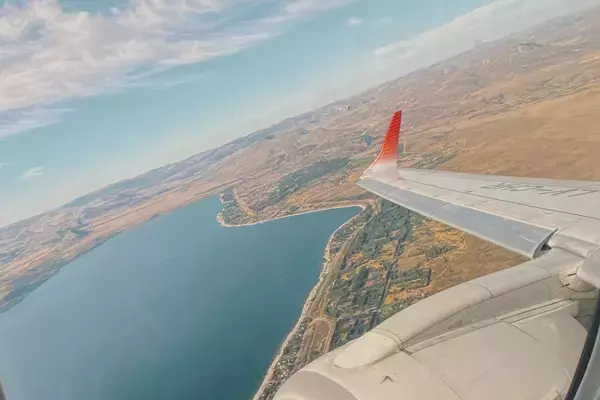 Imagem da paisagem vista através da janela de um avião.