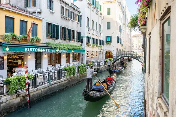 Gôndolas em canal em Veneza, Itália