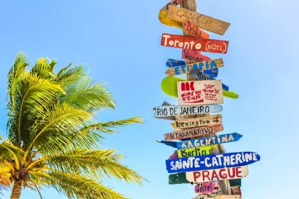 Placas com nomes de diversos lugares do mundo